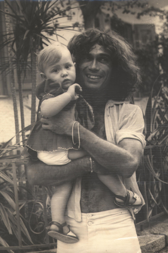 Jorge Mautner e sua filha Amora no colo