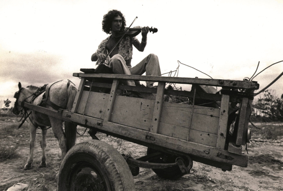 Jorge Mautner em carroça cigana